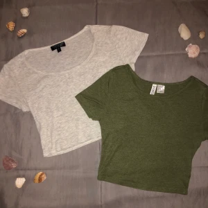 S / XS  - Två super sötta toppar, en i grå och en i grön.  båda två är väldigt töj bara, väldigt fint att ha till mamjeans 👌🏼.. köp en för 40 eller båda för 60 kr 