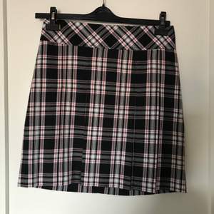 Rutig kjol från Joy i stl 36. Köpt för ett antal år sedan men i mycket fint skick!                                       Kan skickas (köparen står för frakt)
