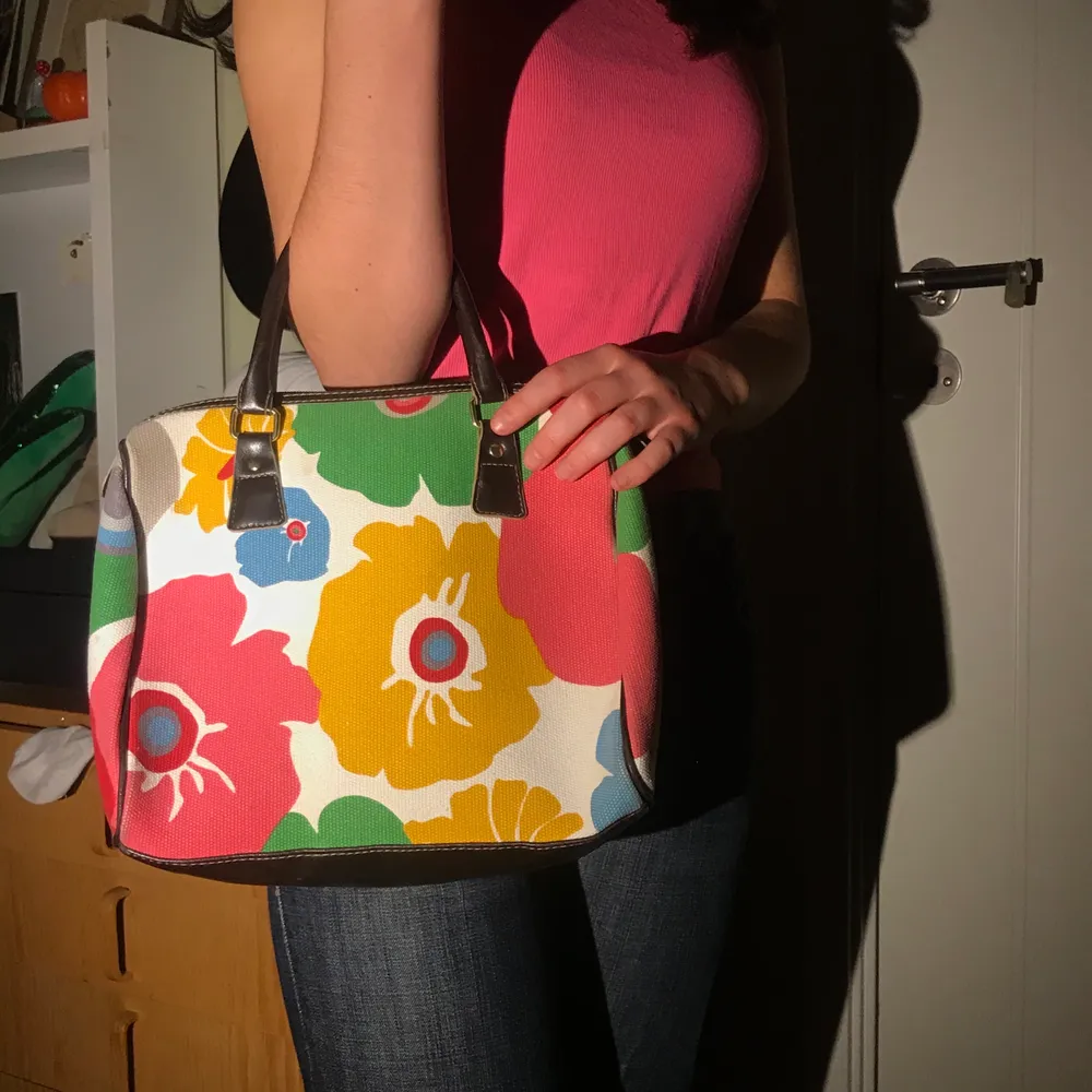 En så snygg väska med blommigt mönster, liknande Marimekko som är så fint! 🥰💕. Väskor.