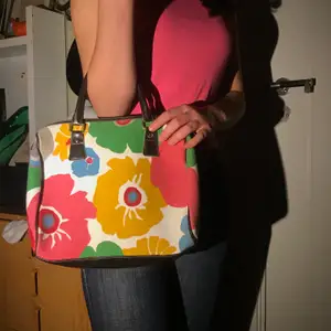En så snygg väska med blommigt mönster, liknande Marimekko som är så fint! 🥰💕
