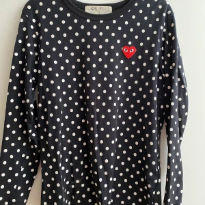 Comme des garcons  - Säljer en långärmad tröja från comme des garcons i storlek M (men passar en S). Fint skick förrutom slitningar på kläddetiket (bild 2). 