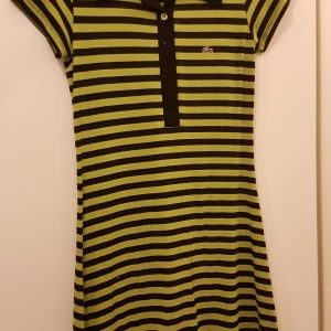 Randig grön klänning. - En sval och skön klänning att  ha på sommaren.