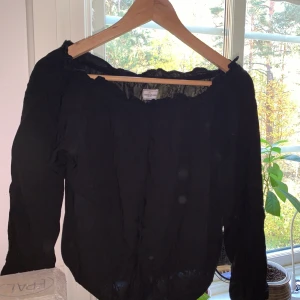 Svart offshoulder - Fin, basic, offshoulder blus i skönt material med resår i kragen, ärmar och midja. God kvalitet. Skriv för fler bilder. Möts upp i Falun eller skickar om du betalar frakten✌🏻