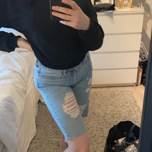 Shorts - Längre shorts i stl xs som aldrig är använda! Köpta i somras men insåg snabbt att det inte är min stil💕💕 köparen står för frakt!