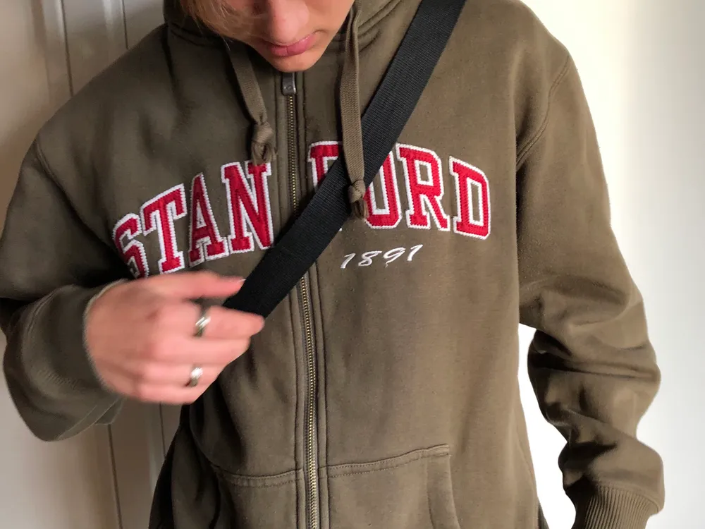 Ball zip-hoodie med motivet Stanford. Personlig favorit. Storlek S men passar både M och XS beroende på önskad passform. Bud från 100kr. Frakt tillkommer annars möts vi på söder☺️. Hoodies.