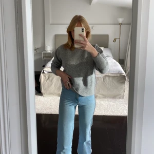 & Other Stories stickad tröja - Underbar grå stickad tröja med krage från & Other Stories i storlek S! Köparen står för frakt (spårbart)! Jag skickar självklart med rekommenderat om det önskas 🌪🤍