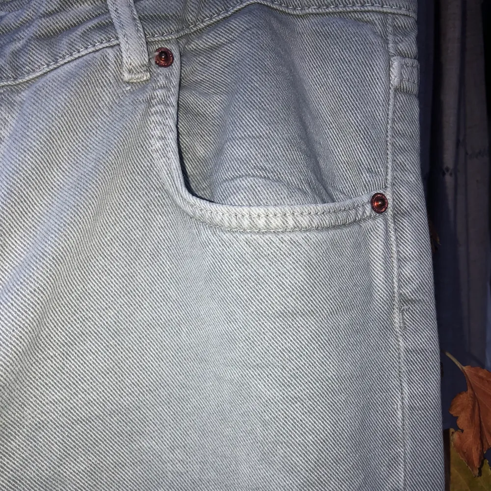 Säljer nu mina fina jeans från Zaras 90’s kollektion då de blivit alldeles för stora! Använts 2 ggr, tvättats 1 gång. Storlek 46 och är väldigt true to size. Skriv till mig för bilder på hela jeansen, kunde inte få med det här🤨 Nypris 399 mitt pris 205+frakt💘💘. Jeans & Byxor.