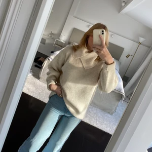 H&M Premium Quality stickad tröja storlek S - Supermysig stickad tröja med unik krage från H&M premium quality i storlek S. Materialet är bla alpacka & mohair. Endast använd en gång och därav i nyskick. Köparen står för frakt (spårbart)! Jag skickar självklart med rekommenderat om det önskas 🤍