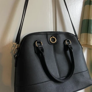 Väska - Fin medelstor väska som inte kommit till användning. Köpt på primark för ca två år sedan i London. Frakt tillkommer