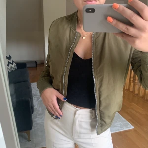 Jacka - Grön bomberjacka💚 Liten liten fläck som knappt syns (med på bilden) storlek M men skulle säga att den är perfekt på en S!!! 🌟Köparen står för frakten🌟