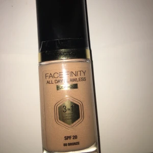 Founation  - Max factory foundation , oöppnad. I färgen bronze