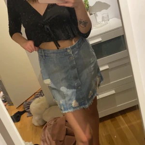 Jeanskjol  - Säljer denna då den tyvärr blivit för stor då jag gått ner i vikt. 