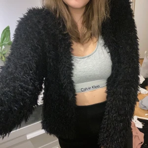 Svart fluffjacka/tröja - Passar till både fest och mysig höstdag. Jättemjuk och skön. 