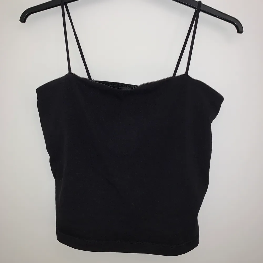 Ett svart och ett vitt linne från Gina tricot i storlek M, passar även för XS/S 🦋  Båda för 100 kr + frakt. Toppar.