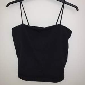 Ett svart och ett vitt linne från Gina tricot i storlek M, passar även för XS/S 🦋  Båda för 100 kr + frakt