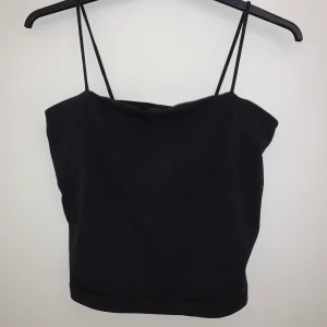 LINNE GINA TRICOT - Ett svart och ett vitt linne från Gina tricot i storlek M, passar även för XS/S 🦋  Båda för 100 kr + frakt