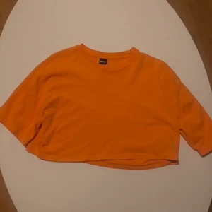 Crop top tröja - Knallorange crop toped tröja från Gina Tricot. FRAKT TILLKOMMER.