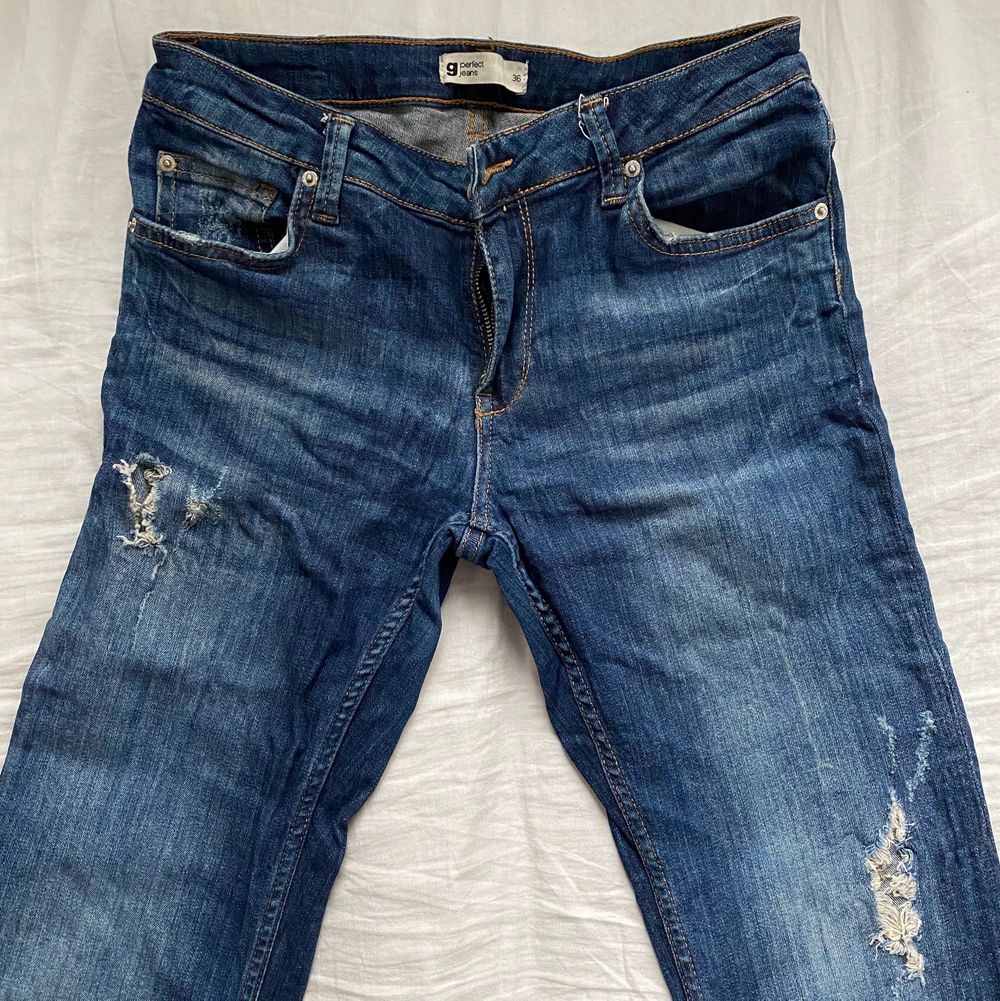 Säljer nu ett par väldigt snygga lite slitna låga bootcut jeans! Jeansen är köpta för några år sedan men i väldigt bra skick och knappt slitna.. Jeans & Byxor.