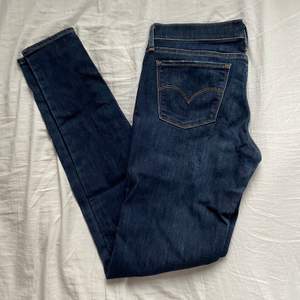 Levis 710 super skinny i strl W28 L32. En supersnygg blå lite washed färg och jeansen sitter även så snyggt på! Jeansen är i bra skick.