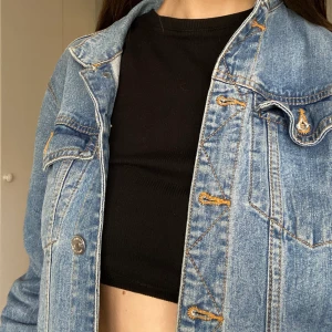 Jeansjacka - Vanlig jeansjacka från Gina tricot, strlk 38 och passar mig som är 173cm lång. Normal passform:) jättefint skick, köparen står för frakt
