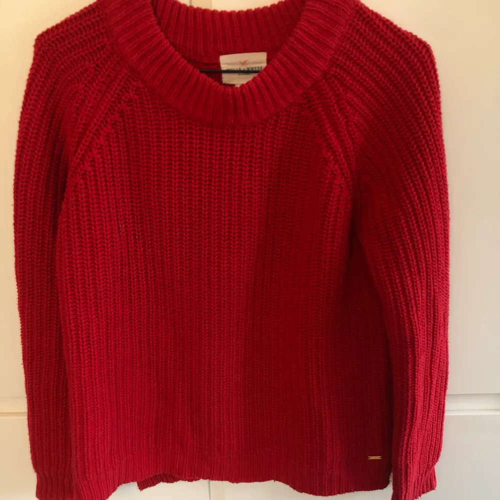 Snygg, skön, röd, stickad tröja från Lindex. Kollektionen Holly & Whyte. Köpt för 400 kr, säljer för 100 kr.. Stickat.