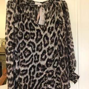 Dea kudibal topp, S - Ny, leopardmönstrad oanvänd blus mulbery silk, med gulddetaljer från dea kudibal, storlek S. Nyskick med taggen kvar. 