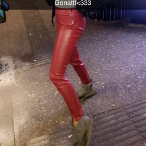 Läderbyxor  - Säljer mina röda läderbyxor. Använda men i mycket bra skick! Från zara. Frakt står köparen för - 63kr just nu ligger högsta budet på 100kr+frakt 