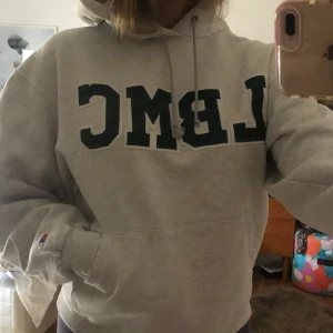 Champion hoodie - En vintage champion  hoodie frånnbeyond retro i väldigt fint skick!!! 