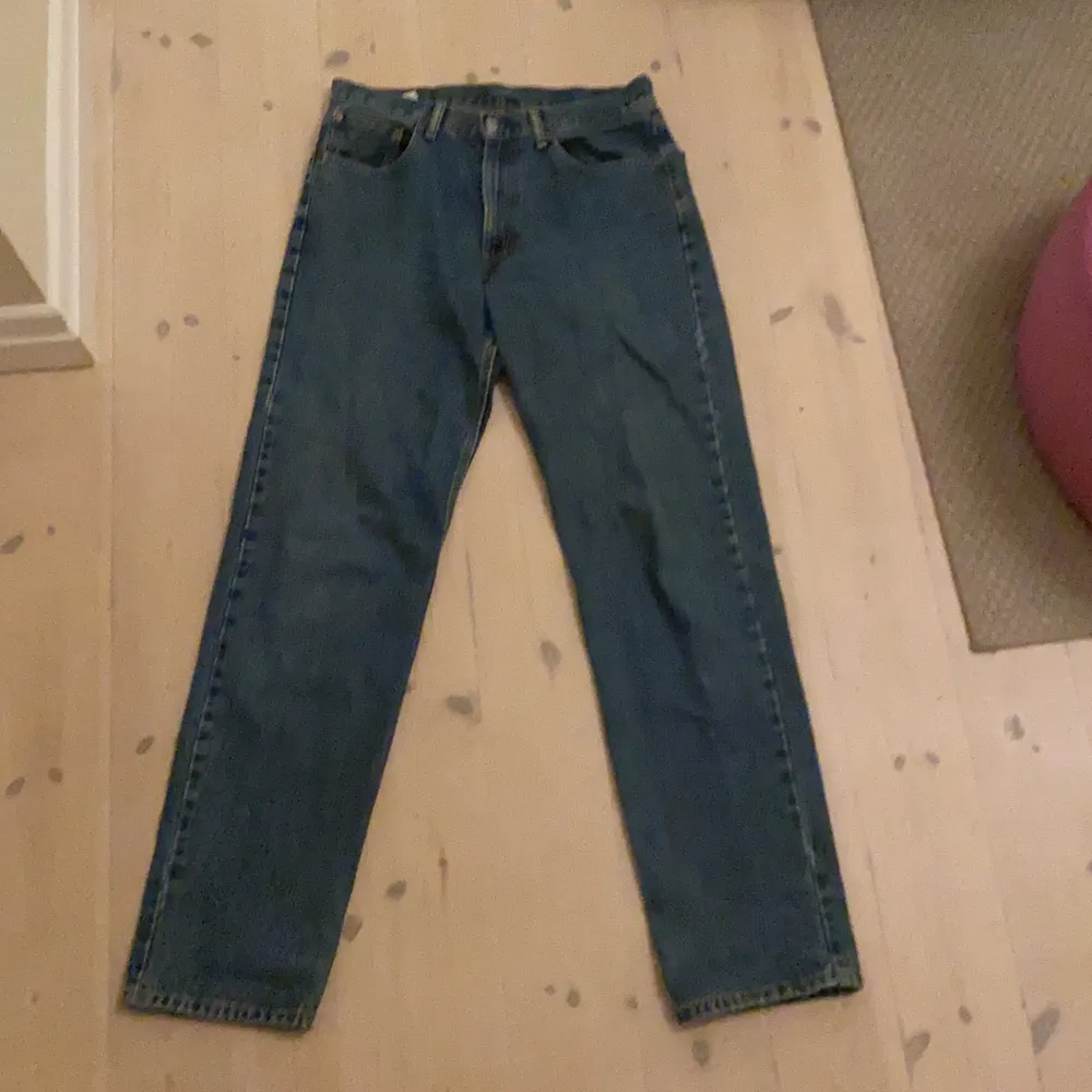 As snygga Levis 550 jeans. Mycket bra skick. Storlek W36 L34 men funkar också för W34. Kontakta vid frågor!. Jeans & Byxor.