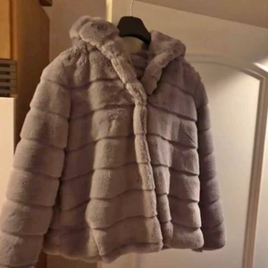 Chelsea pälsjacka  - Grå pälsjacka från Chelsea. St 38 och HELT oanvänd. Sitter väldigt snyggt dock