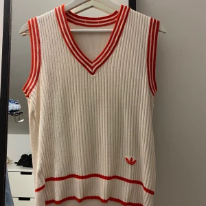 Vintage adidas väst - Säljer denna superfina vintage adidas väst från 90-talet. Köpt på en vintage butik och sparsamt använd hos mig, i superfint skick! Har tyvärr ingen specifik storlek på den men den sitter lite snyggt oversized på mig som har S annars. Budgivning om flera är intresserade:) kan bjuda på frakten vid smidig affär!🥰 hör av er om ni har frågor 