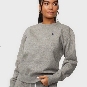 Ralph lauren swatshirt  - Säljer en sådan Ralph lauren sweatshirt som nästan aldrig är använd, dock är den lite ljusare än på bilden 