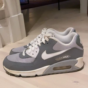 Nike Airmax Grå - Grå airmax använda ett fåtal gånger, lite för stora för mig. Jättefint skick. 
