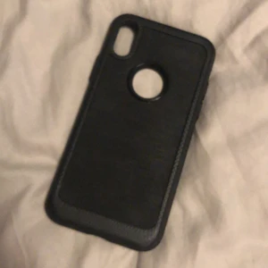 Säljer ett svart iPhone X skal - Säljer mitt svarta skal vet ej var för märke men ett iPhone X skal.