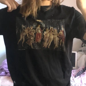T-shirt med tryck - Söt T-shirt från Reclaimded vintage (Asos) <3 storlek M och den är nästan helt oanvänd :) köparen står för frakt!!