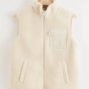 Teddyväst  - Säljer nu min teddyväst från Lindex som är använd fåtal gånger, nyskick skulle jag säga, skriv för pris samt bilder💞 köparen står för frakten vid köp