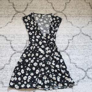 As snygg wrap dress från H&M❤Perfekt för en varm sommardag med svarta ballerinaskor❤Frakt inkl