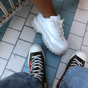 Eytys Angel white, storlek 39 - Säljer nu mina sparsamt använda Eytys skor i modellen Angel. Skorna har inga större skador, eftersom materialet är glansigt är dem även mycket lätta att göra rent. Köptes förra hösten för 2 600 kr!