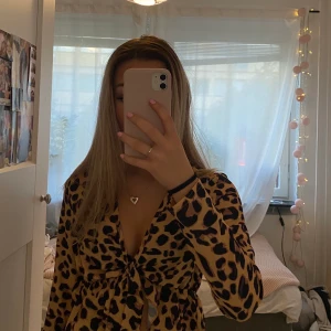 Leopard Topp -xs - Superfin topp från PrettyLittleThing i storlek xs. Säljer då den inte kommer till användning, men i superfint skick!💓