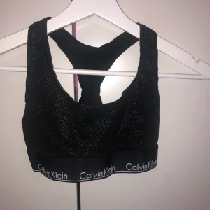 Calvin Klein sport bh  - En svart sport bh från Calvin Klein med tryck. Storlek s. Säljer för 20 kr plus frakt, alltså 83 kr. Använd endast ett fåtal gånger. 
