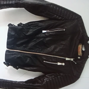 Chiquell motorjacket - Innertyget har gått sönder i ena armen därav priset men annars är den i fint skick. Dock använd en del. 