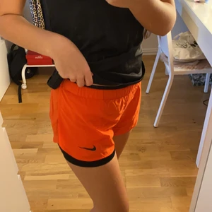 Träningskläder - Säljer tröjan för 15 kr och Nike shortsen för 80 kr:) båda plaggen är i storlek XS:) 
