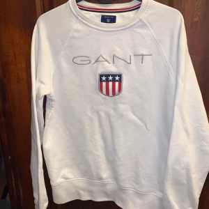 GANT tröja syl S/M - Fin tröja från GANT i strl S. Använd nån gång, inga fel på den behövs strykas bara. Nypris 1000kr
