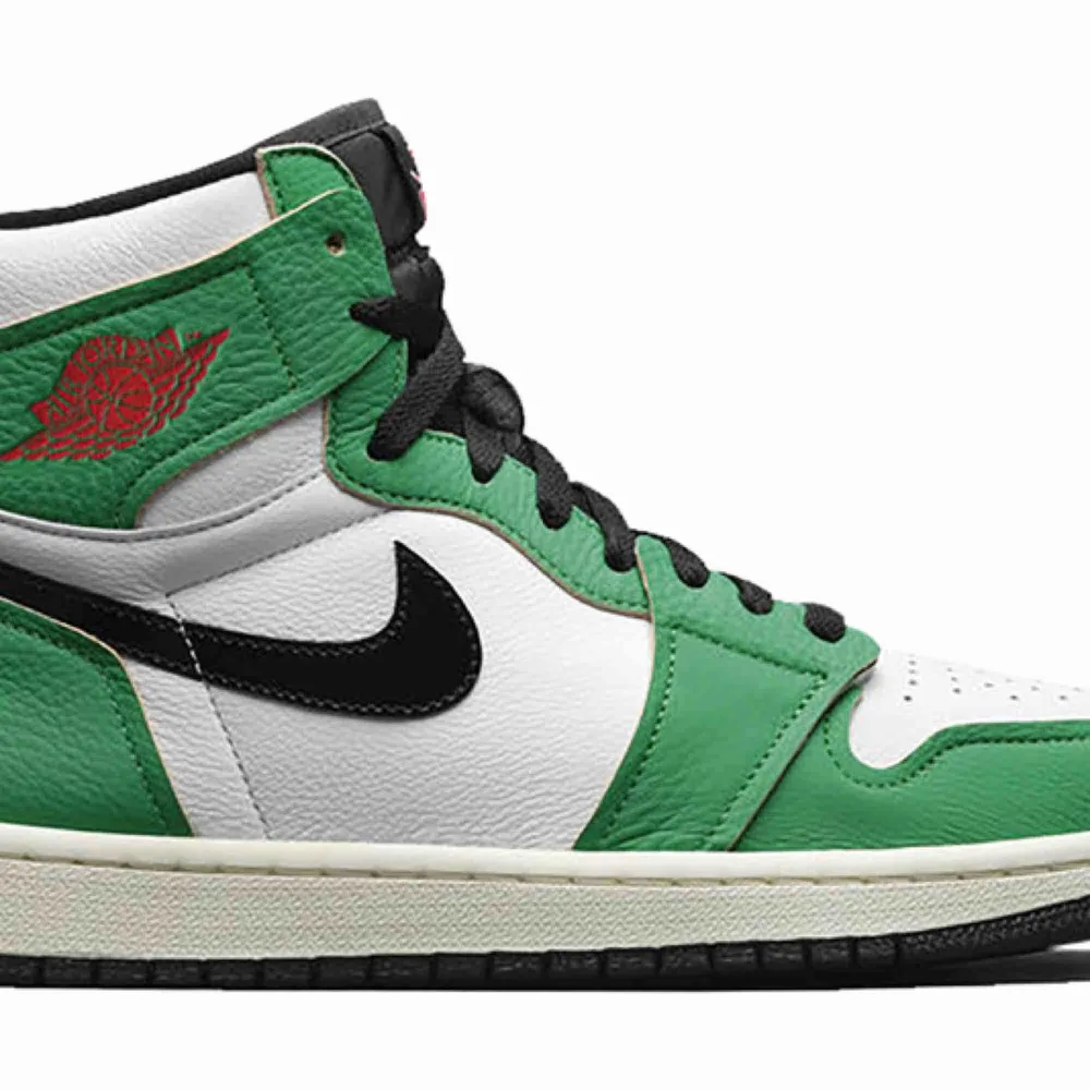 Säljer dessa Jordan 1 retro High lucky green för 2600  Storlek 39, aldrig testade helt nya!  Lägg till 95 för spårbarfrakt 2 kg🚛  Skriv om du har fler frågor:)   Kom gärna med bud!. Skor.