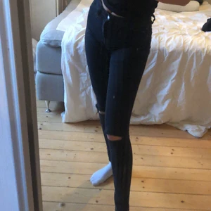 Cubus jeans strl xxs - Tajta snygga jeans från Cubus, stretchiga. Passar mig som har jeans i strl S. Egen gjorda hål på knäna. Köparen står för frakt (ca 50+ kr)💕