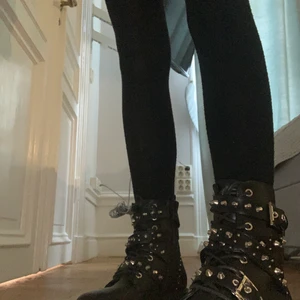 Coola kängor - Säljer dessa asballa kängor då de inte är min stil. Aldrig använda. Kommer med boxen de kom i. Köpta här på plick för 700 så jag sätter ett start pris på lägre. Budgivning:))