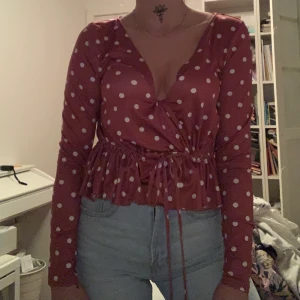 Blus från Gina tricot. Storlek S - Knappt använd blus från Gina tricot. Storlek s