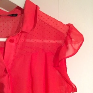  - Söt hallonröd blus, använd kanske 2ggr, passar 36/38