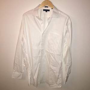 Snygg oanvänd Tommy Hilfiger skjorta köpt i New York. Storlek XL/L sitter supersnyggt oversize! 400kr kan mötas upp i Östersund eller fraktas, köparen betalar eventuell frakt