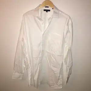 Snygg oanvänd Tommy Hilfiger skjorta köpt i New York. Storlek XL/L sitter supersnyggt oversize! 400kr kan mötas upp i Östersund eller fraktas, köparen betalar eventuell frakt
